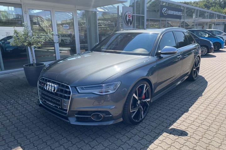 Grå Audi S6 fra 2017 set udefra