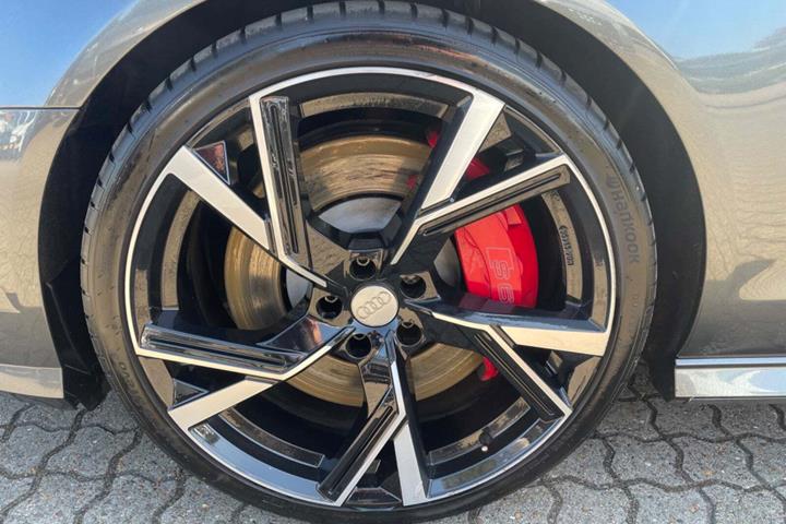 Grå Audi S6 fra 2017 set udefra