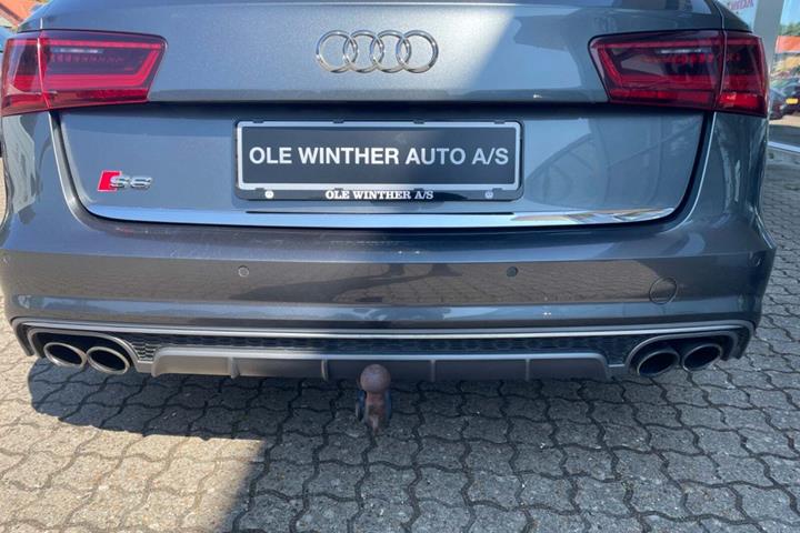 Grå Audi S6 fra 2017 set udefra