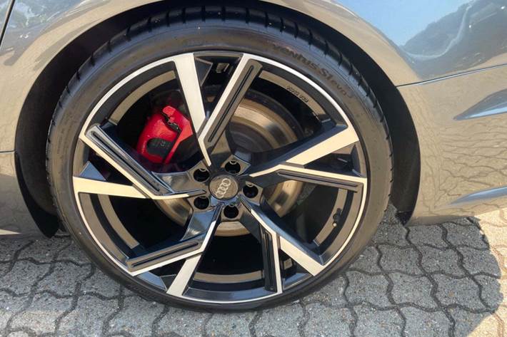 Grå Audi S6 fra 2017