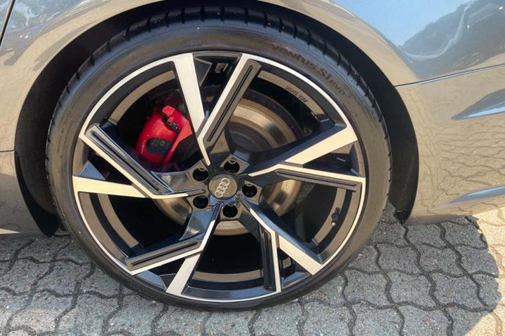 Grå Audi S6 fra 2017