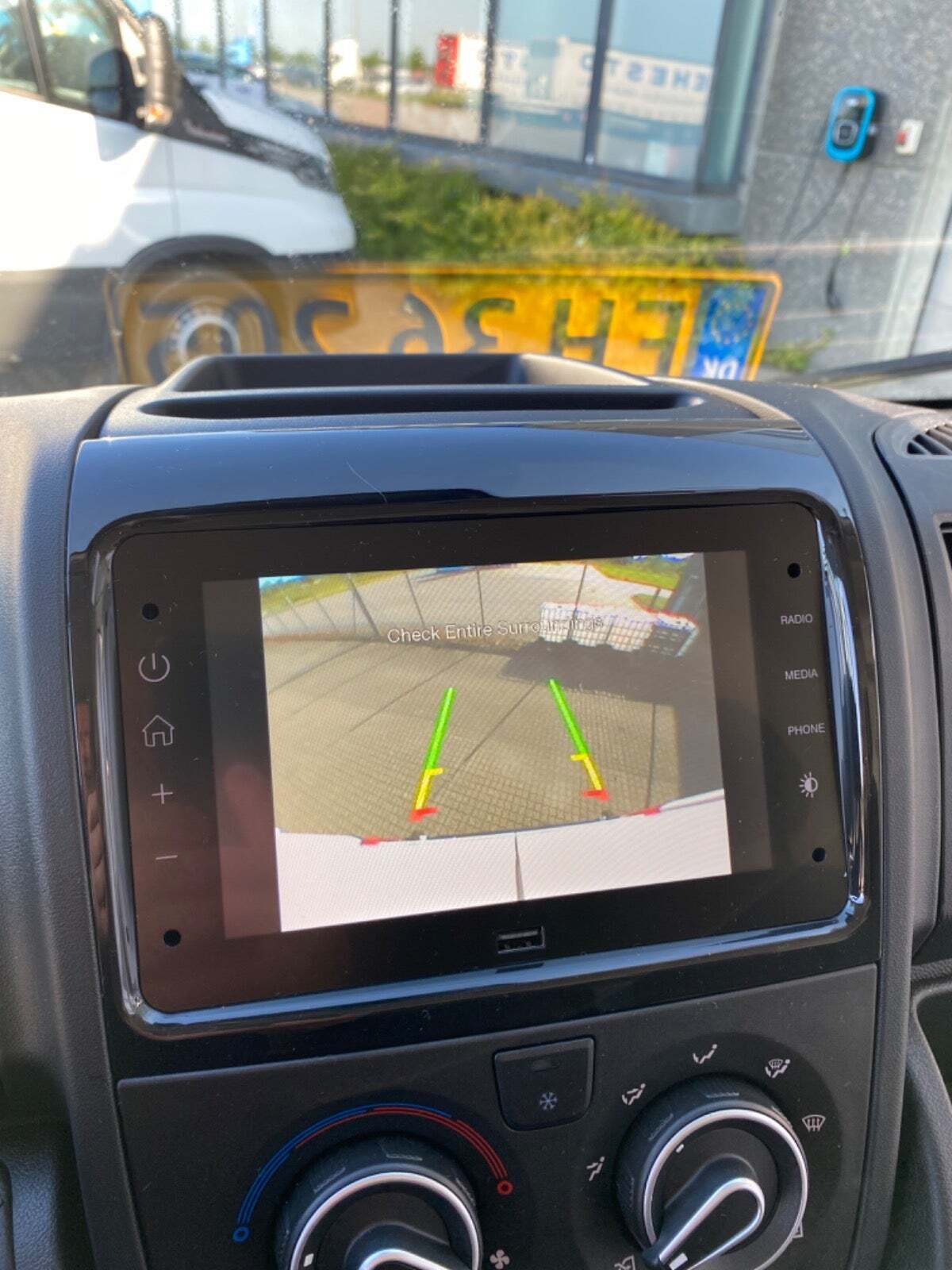 Hvid Opel Movano 35 fra 2025 set indefra