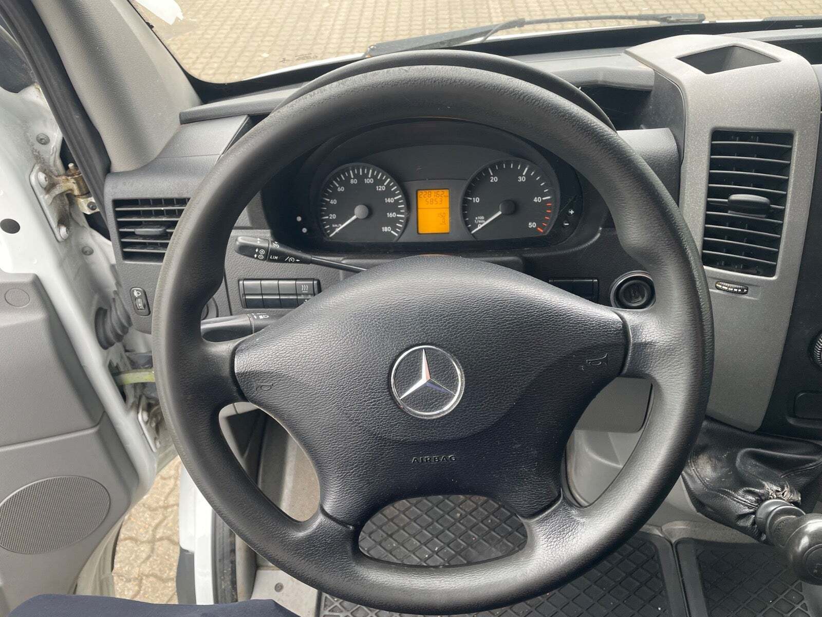 Hvid Mercedes Sprinter 211 fra 2017 set indefra