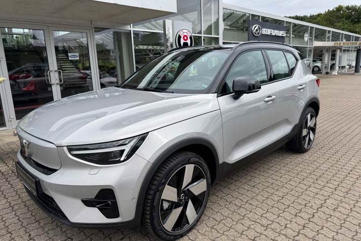 Sølv Volvo EX40 fra 2025 set udefra
