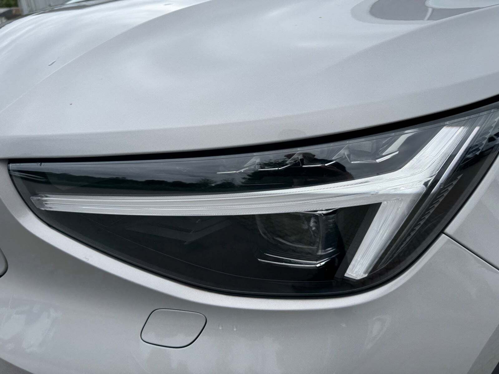 Sølv Volvo EX40 fra 2025