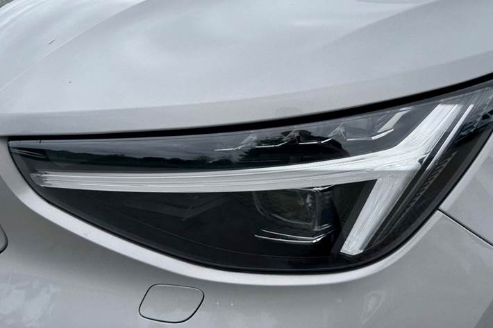 Sølv Volvo EX40 fra 2025