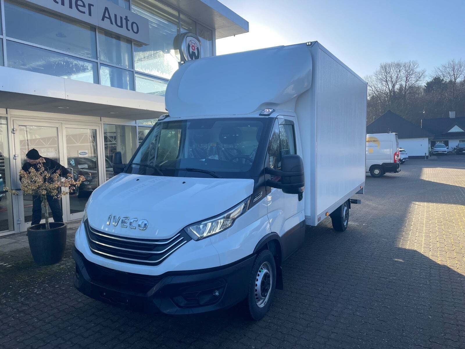 Iveco Daily 3,0 35S18 4100mm Box m/lift AG8