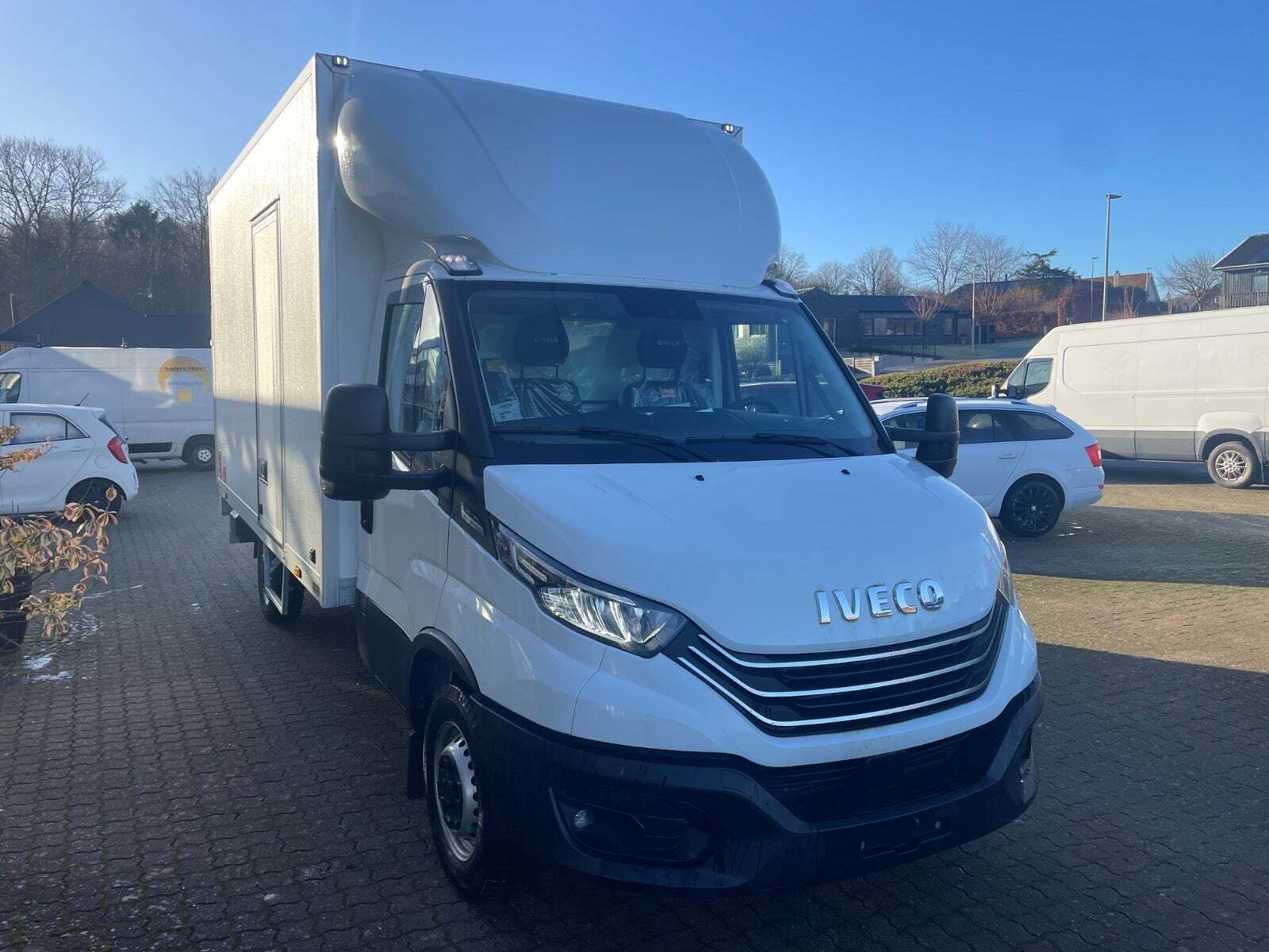 Iveco Daily 3,0 35S18 4100mm Box m/lift AG8