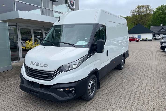 Hvid Iveco Daily fra 2025 set udefra