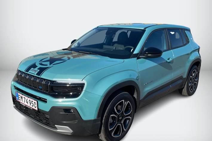 Blå Jeep Avenger fra 2023 set udefra