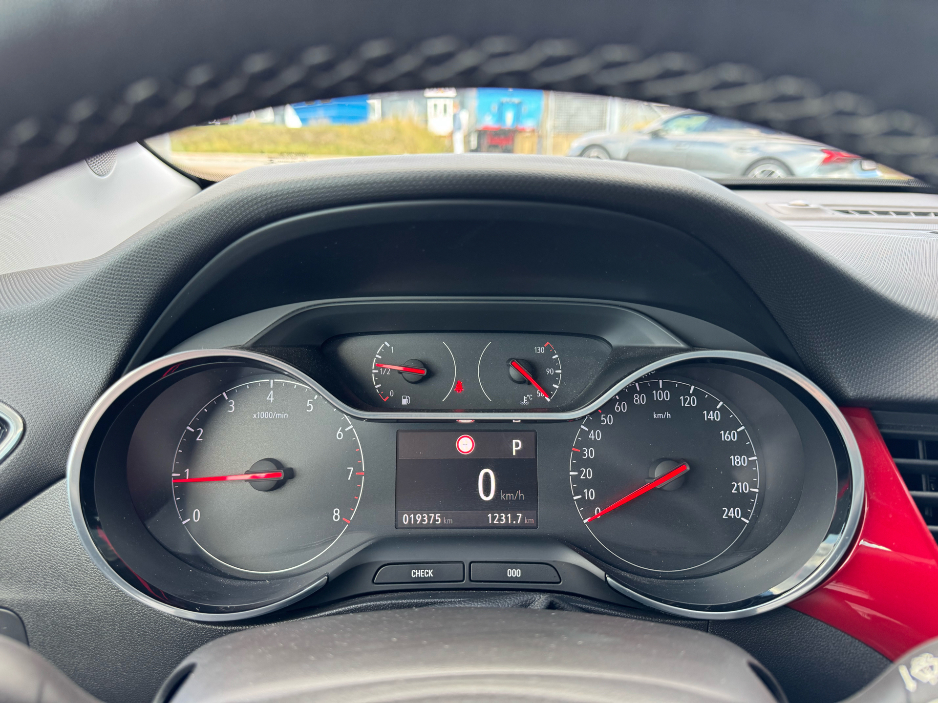 Sølv Opel Crossland fra 2023