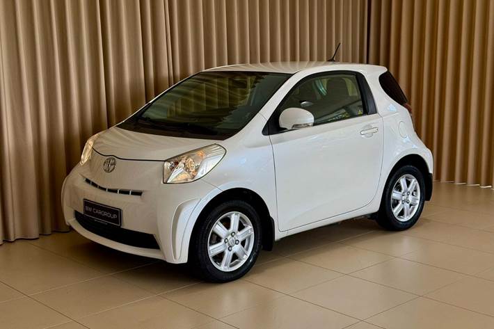 Hvid Toyota iQ fra 2009 set udefra