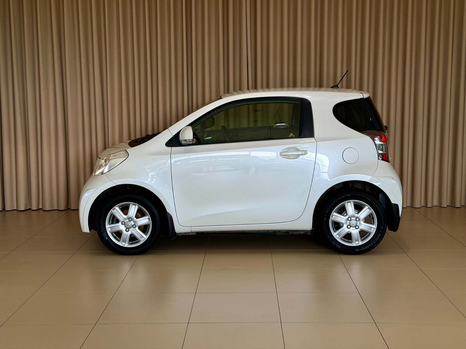 Hvid Toyota iQ fra 2009 set udefra