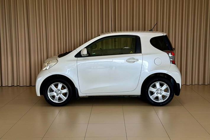 Hvid Toyota iQ fra 2009 set udefra