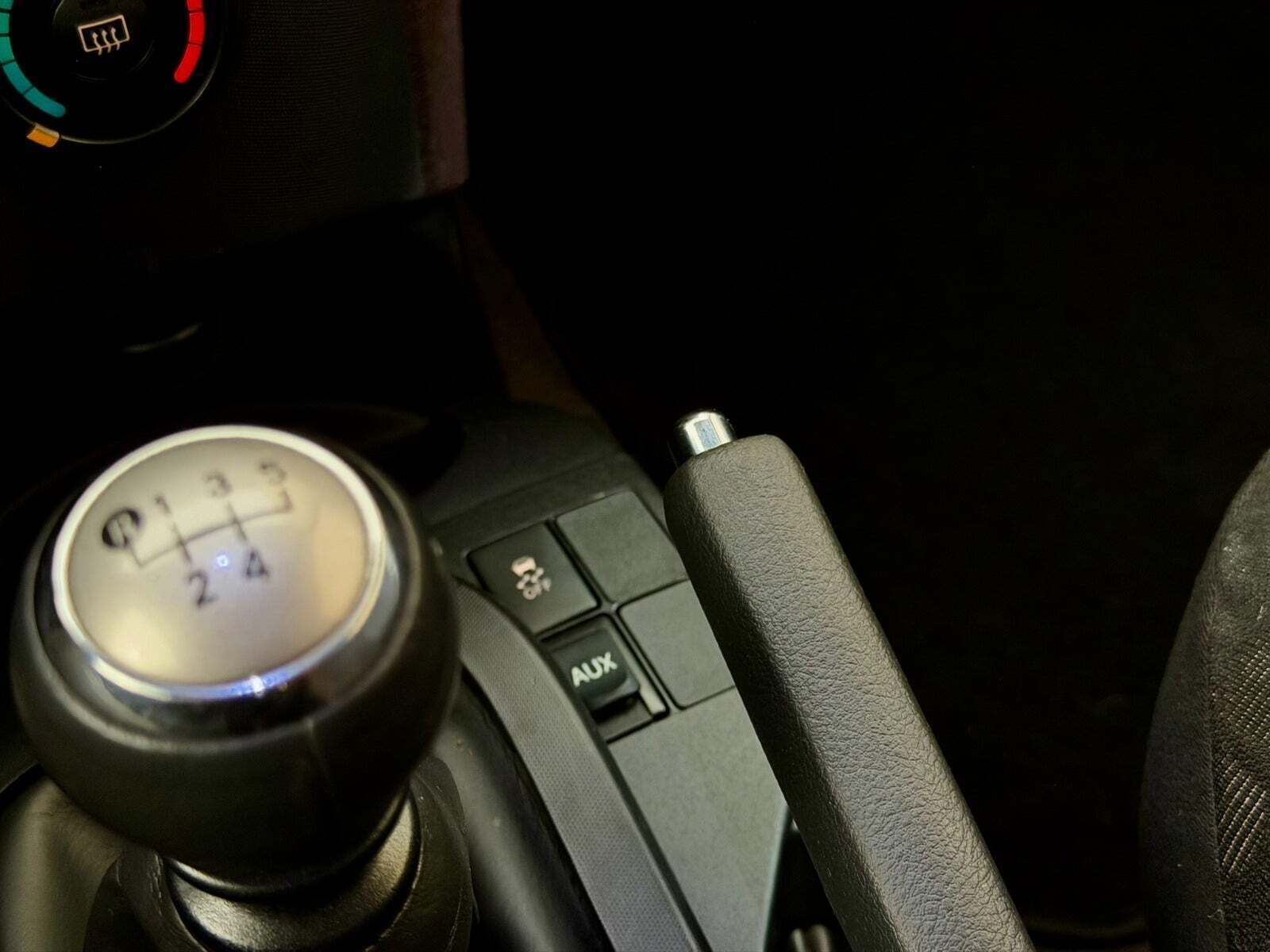 Hvid Toyota iQ fra 2009 set indefra