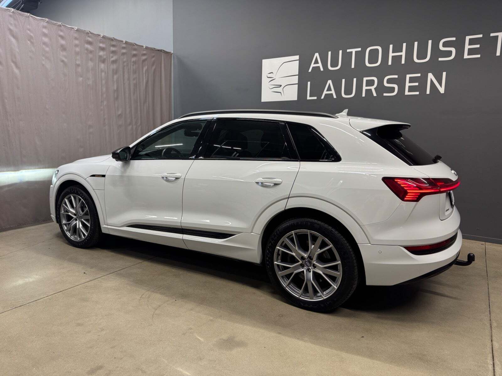 Hvid Audi e-tron fra 2020