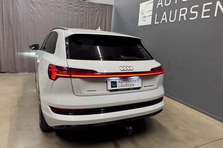 Hvid Audi e-tron fra 2020