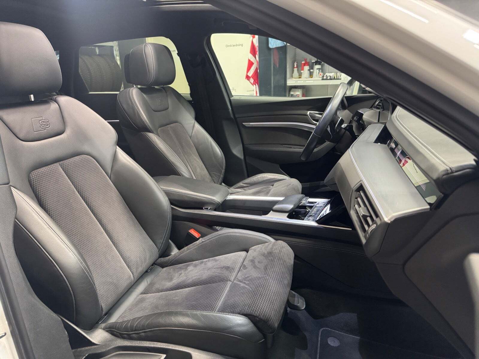 Hvid Audi e-tron fra 2020