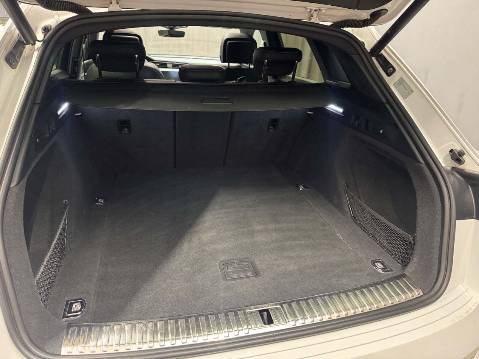 Hvid Audi e-tron fra 2020