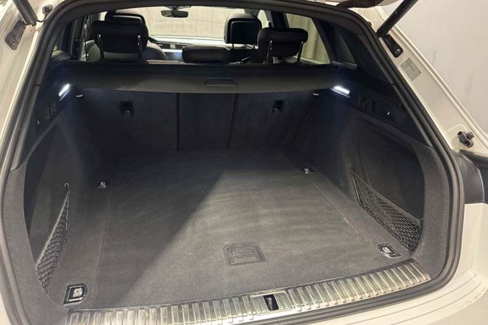 Hvid Audi e-tron fra 2020