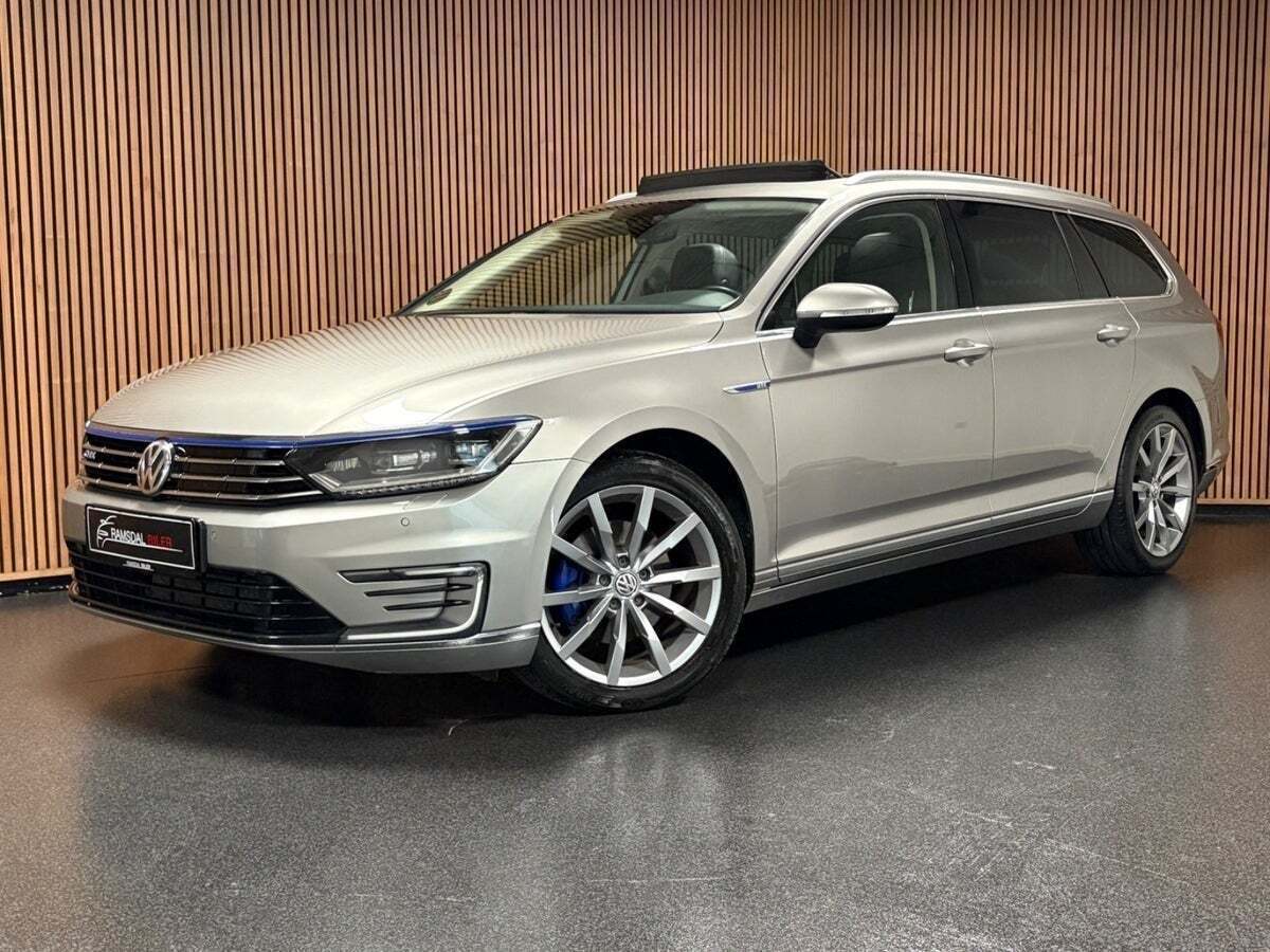 Sølv VW Passat fra 2016 set udefra