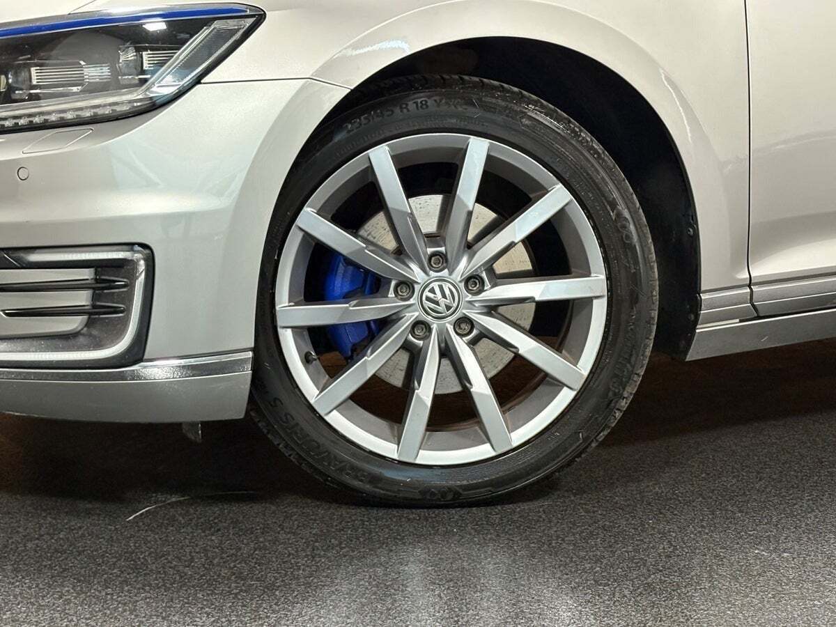 Sølv VW Passat fra 2016