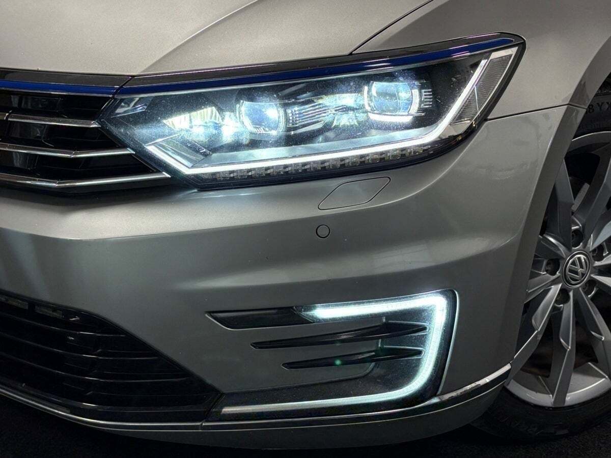 Sølv VW Passat fra 2016