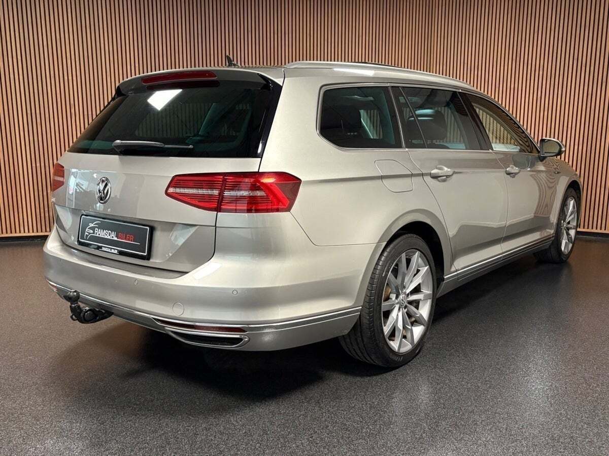 Sølv VW Passat fra 2016