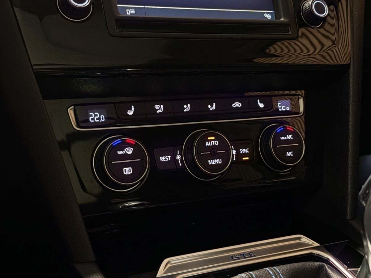 Sølv VW Passat fra 2016