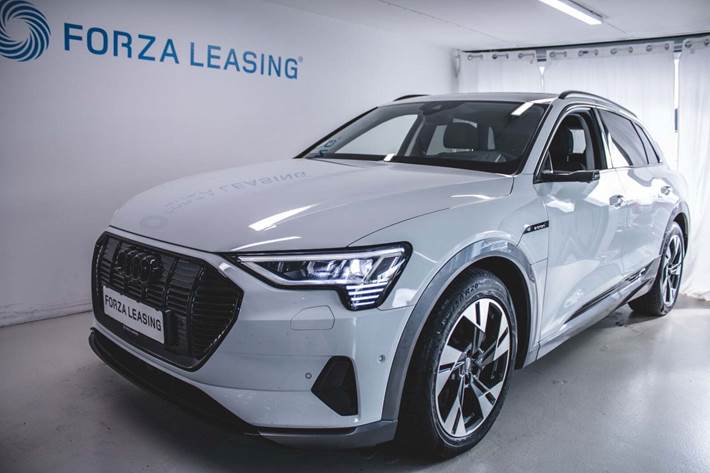 Hvid Audi e-tron fra 2019 set udefra