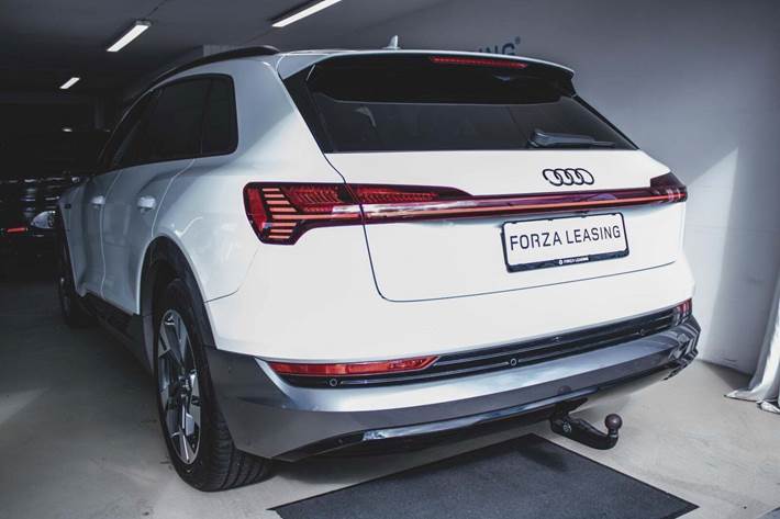 Hvid Audi e-tron fra 2019