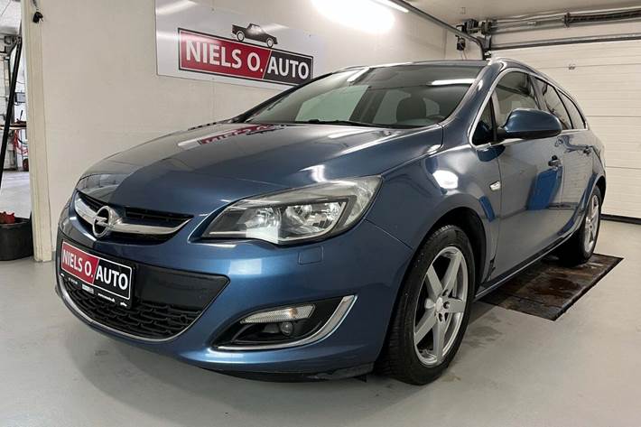 Blå Opel Astra fra 2015 set udefra