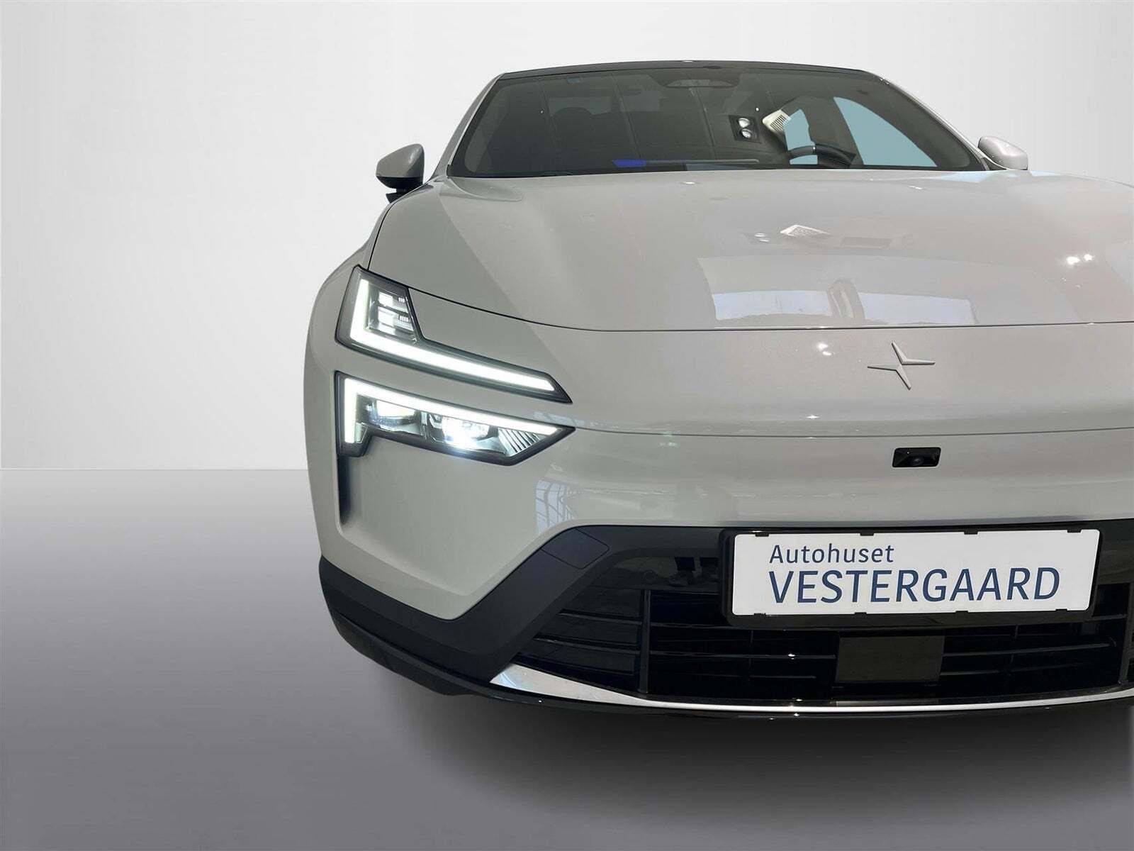 Grå Polestar 4 fra 2025