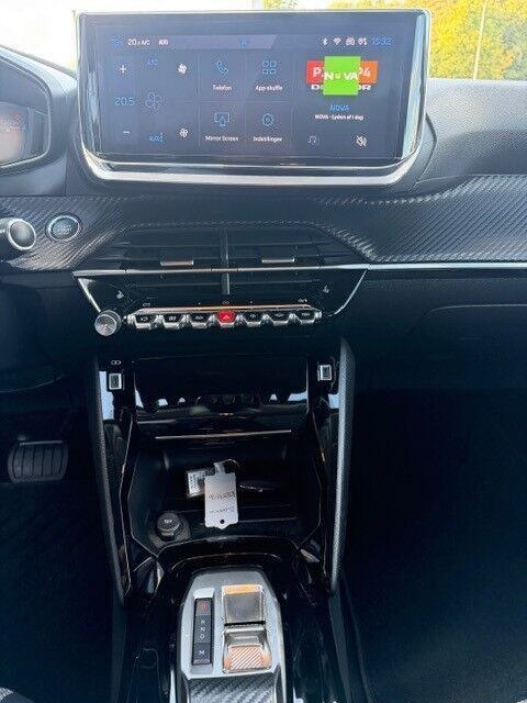 Gul Peugeot 208 fra 2024