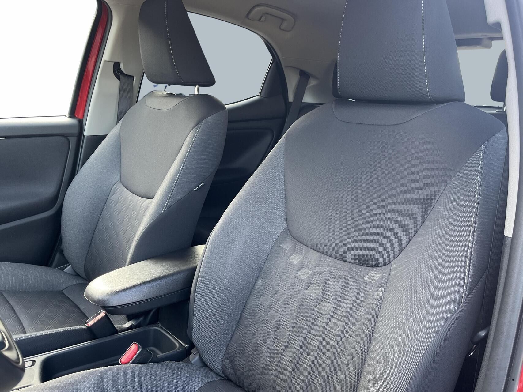 Rød Toyota Yaris fra 2024