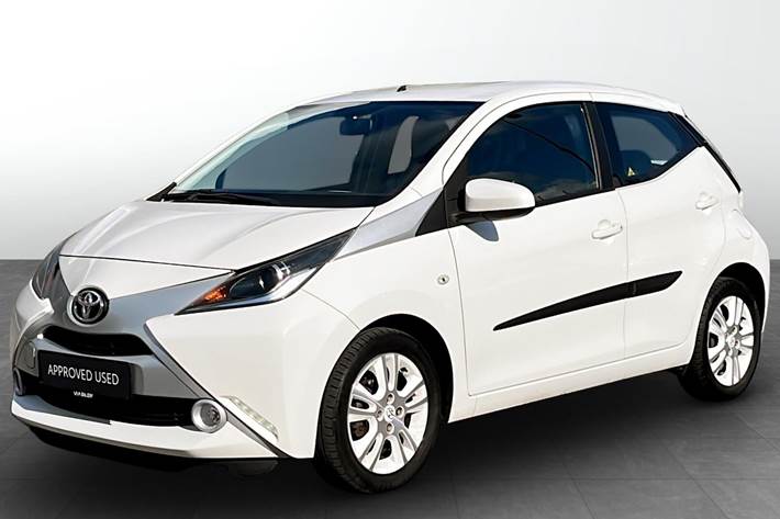 Hvid Toyota Aygo fra 2016 set udefra