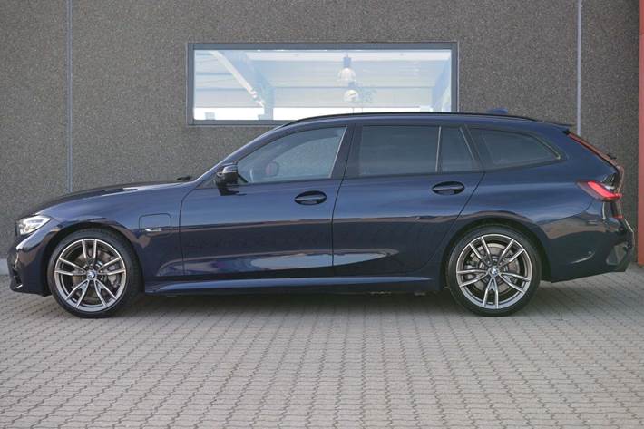 Blå BMW 330e fra 2022