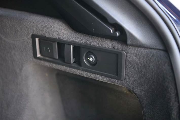 Blå BMW 330e fra 2022