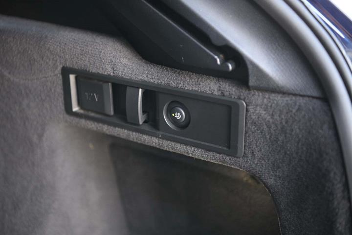 Blå BMW 330e fra 2022
