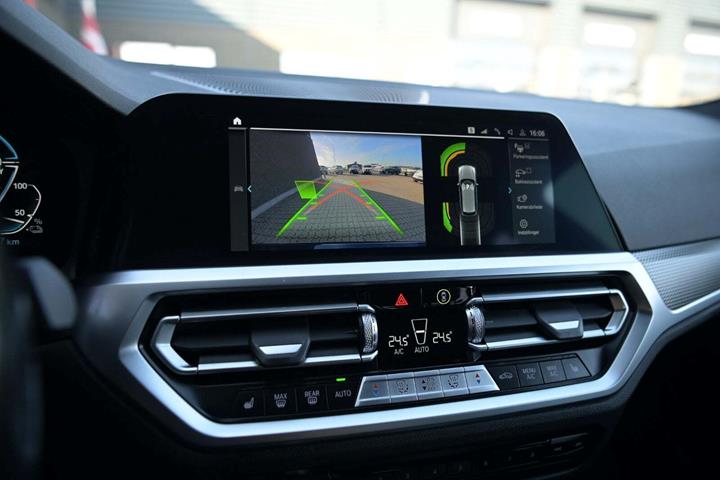 Blå BMW 330e fra 2022