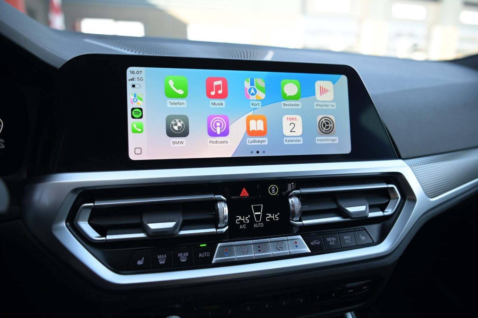 Blå BMW 330e fra 2022