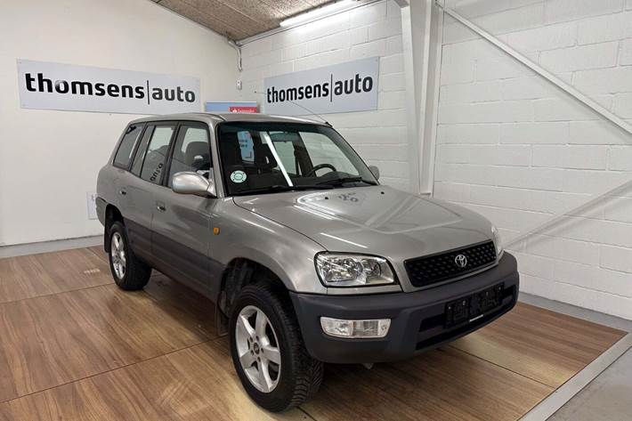 Beige Toyota RAV4 fra 2000 set udefra