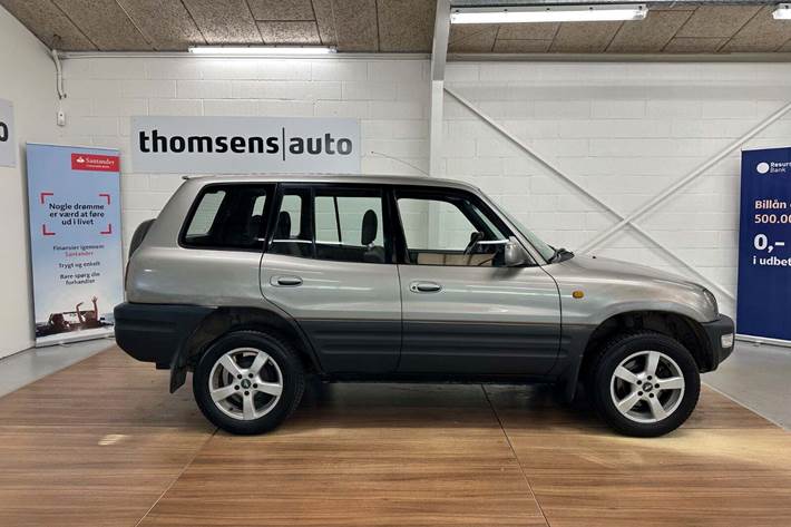 Beige Toyota RAV4 fra 2000