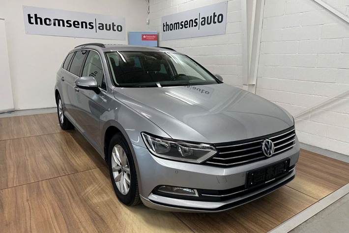 Sølv VW Passat fra 2019 set udefra