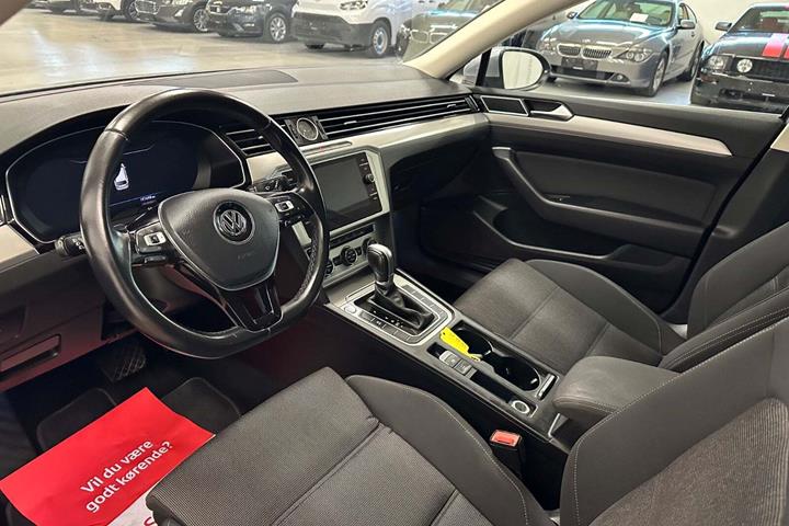 Sølv VW Passat fra 2019