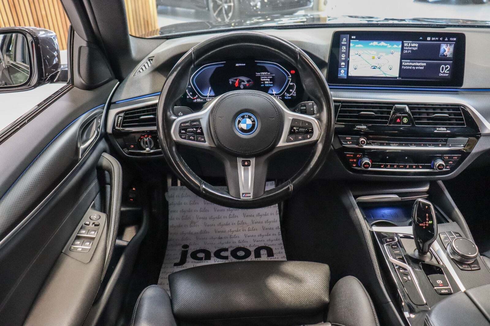 Grå BMW 530e fra 2023