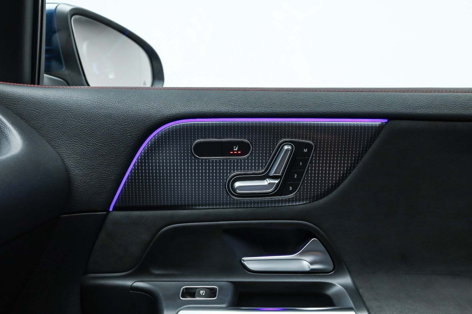 Blå Mercedes EQA250 fra 2021