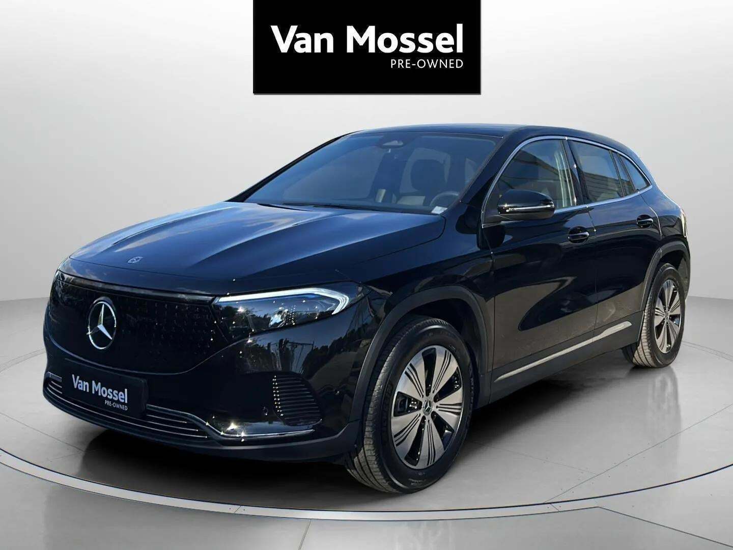 Sort Mercedes EQA250+ fra 2024 set udefra