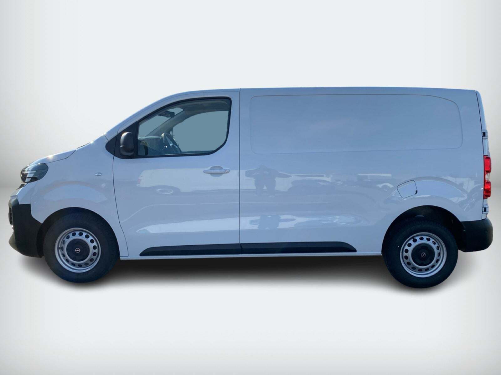 Hvid Opel Vivaro fra 2025