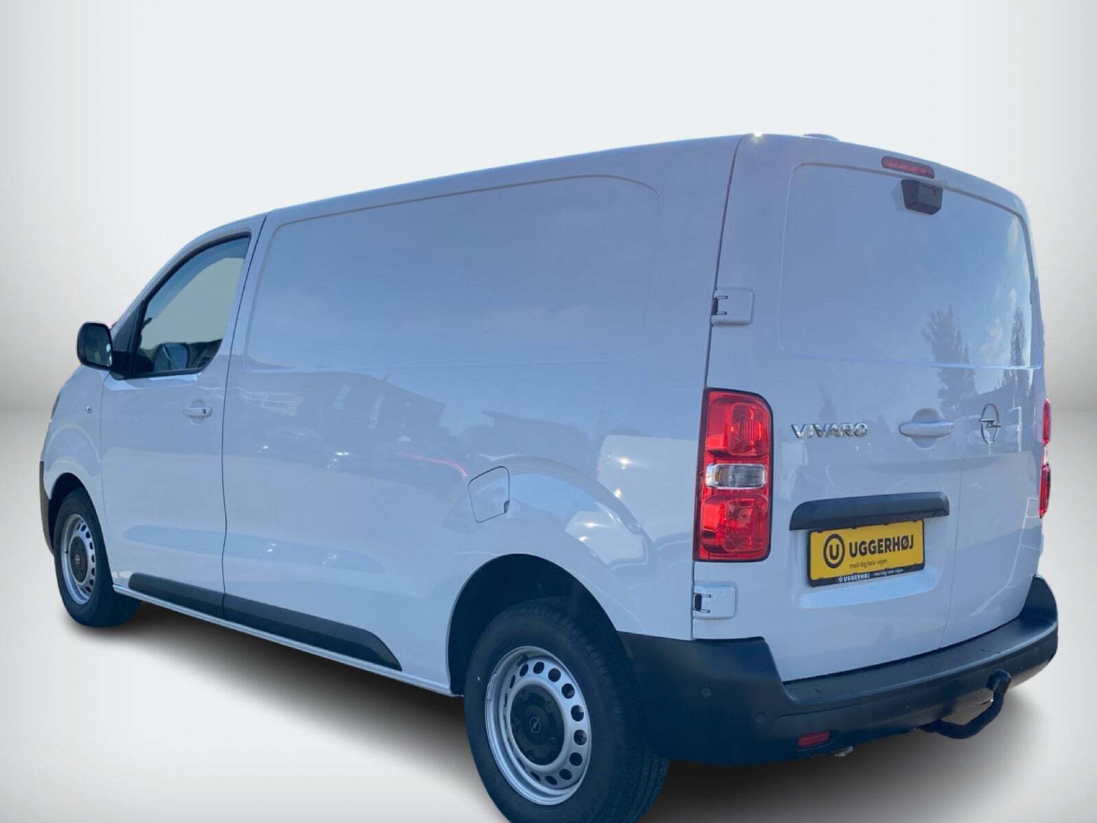 Hvid Opel Vivaro fra 2025 set udefra
